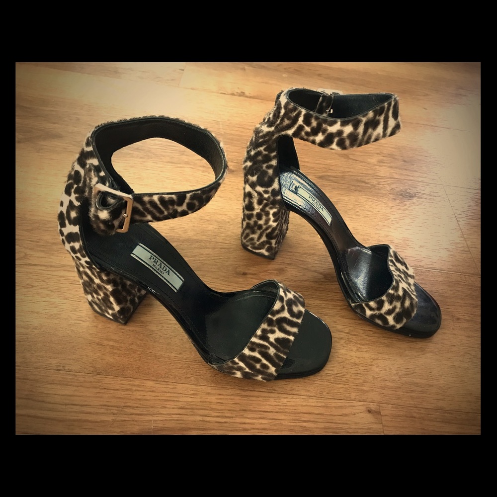Received as a gift. Wore once.